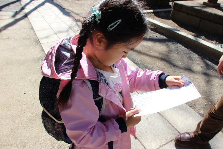 おみくじにチャレンジ。たくさんの種類のおみくじがある。