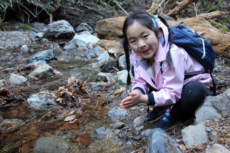 大山橋近くで休憩。沢沿いの6号路は夏場もおすすめ。