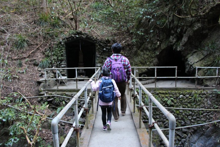 岩屋大師の洞窟をのぞいてみる。