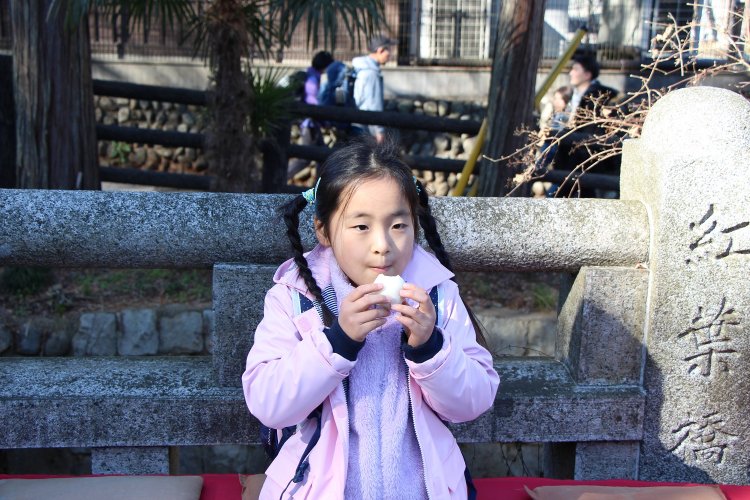 下山のごほうびは、参道に売店が並ぶ高尾まんじゅうをぱくり。