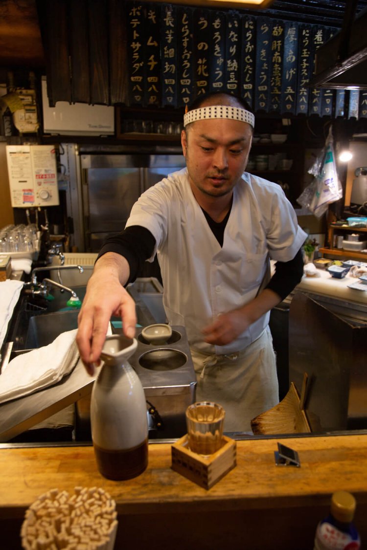 5合の徳利からなみなみ注がれる清酒両関380円。