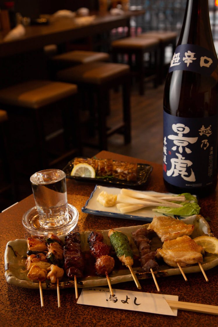 手前から盛り合わせB 1250円。エシャレット400円。煮凝りは380円。越乃景虎600円。