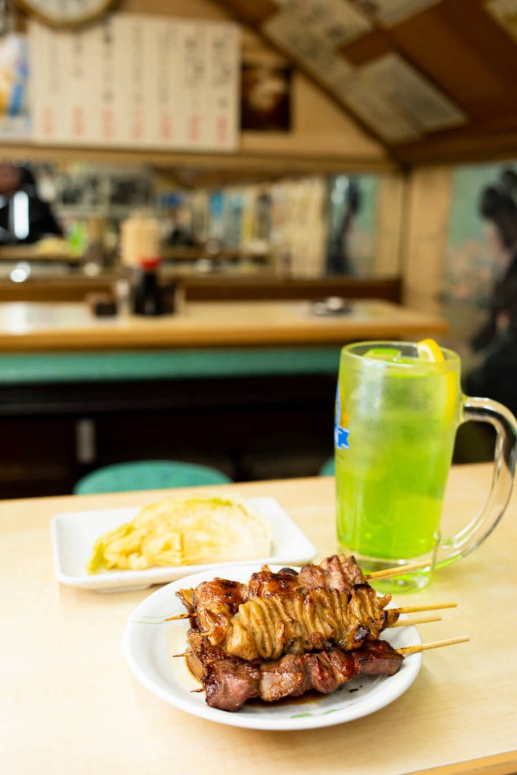 店の自慢、豚盛合わせ（5本）935円、嬬恋キャベツ漬け495円。雷門サワー495円はライムとレモンをブレンド。