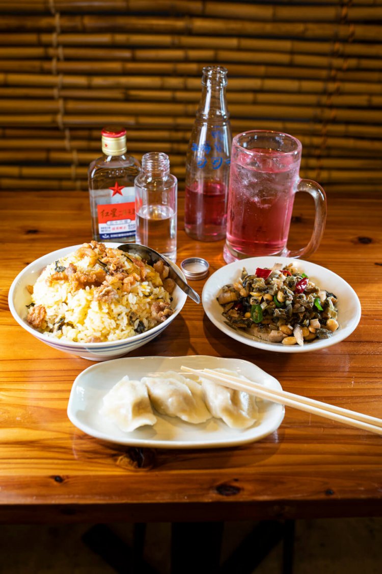 紅星二鍋頭660円、しそバイス165円、キンミヤ396円。好きな割り方を試そう。発酵白菜水餃子264円、漬物大豆炒め660円、豚と漬物の炒飯990円。