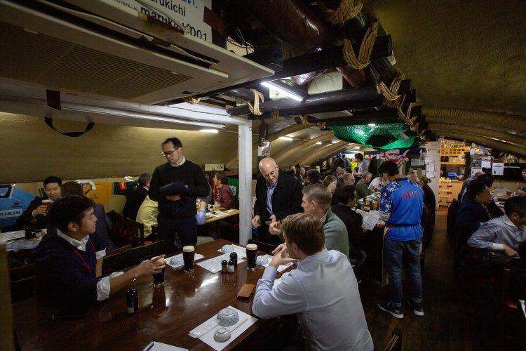 トンネルのような独特な内観。