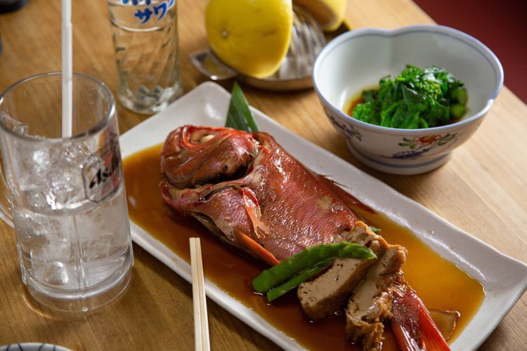 菜の花カラシ和え500円、金目煮付2200円。生グレープフルーツサワー860円。