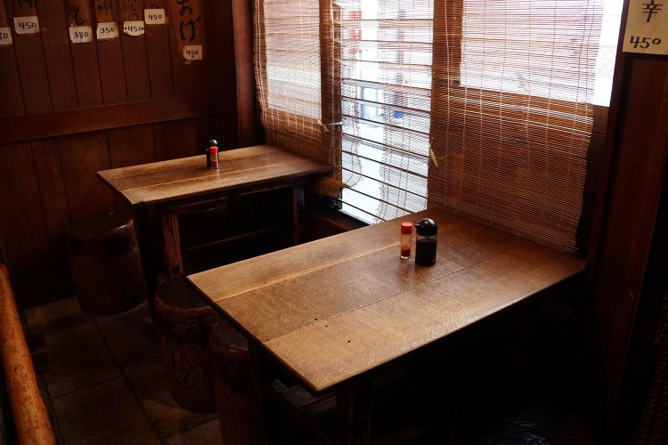 他にはテーブルが2席のみ