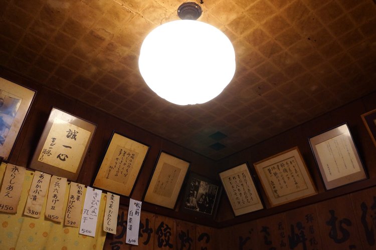 珍しい障子張りのような風合いの天井。