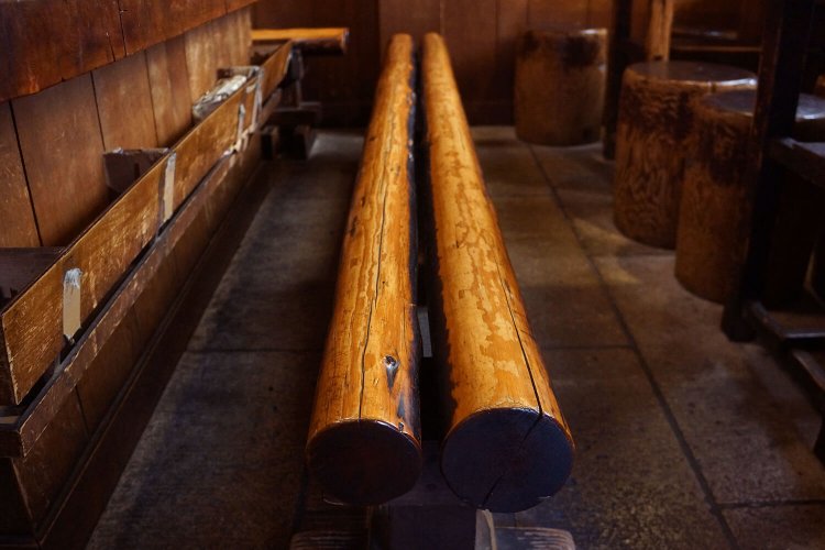 創業時からあるという木製の腰かけ