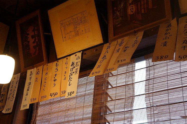 風が揺らす短冊メニュー