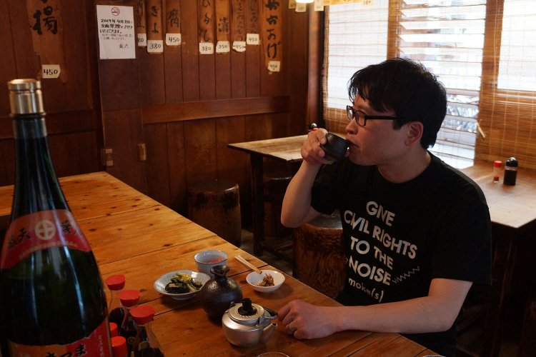 老舗のカウンター、春の風、ぬる燗の焼酎。頭が空っぽになる