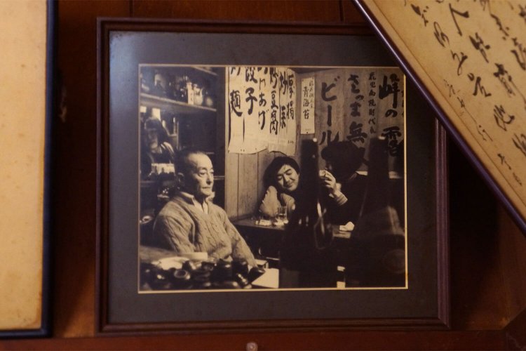 カウンター内にいる初代の貴重な写真