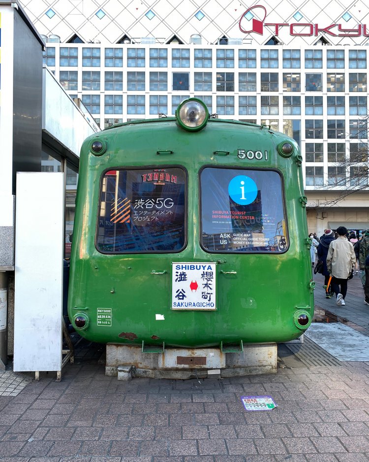 近々秋田へ移転されるという青ガエル電車。待ち合わせるなら今？