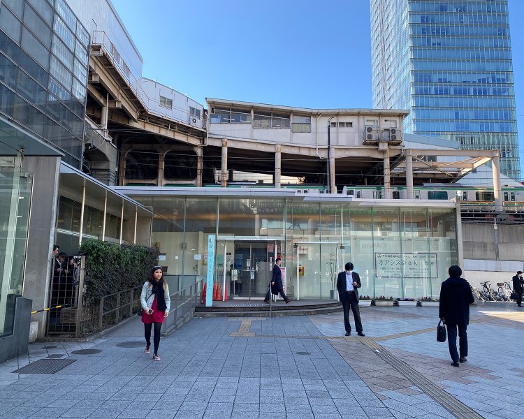 オアシス＠akibaは100円の有料トイレ。入り口付近に無料の情報コーナー、横に喫煙所も。