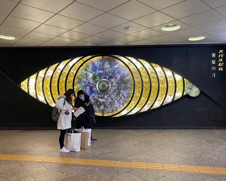 新宿の象徴とも言えるココもすいている。昨年一部破損したが復活。