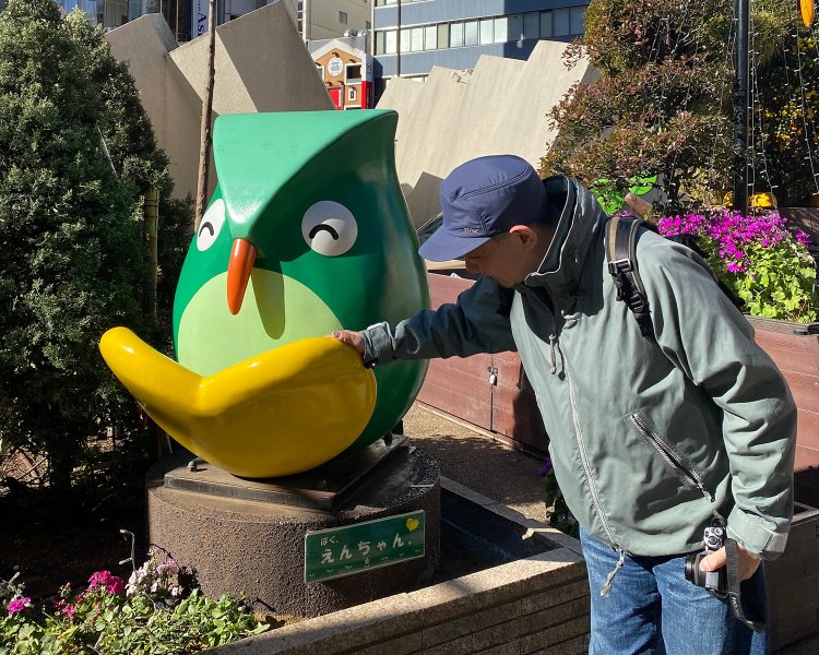 池袋西口のスポット、フクロウ像「えんちゃん」。足に触ると幸運に。