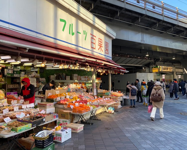 文化遺産的存在の百果園。駅前の老舗くだもの屋さんでわかるはず。