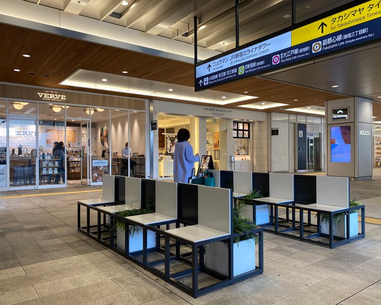 新南改札は時間をつぶせる飲食店も多く、改札出て左手にはベンチ。