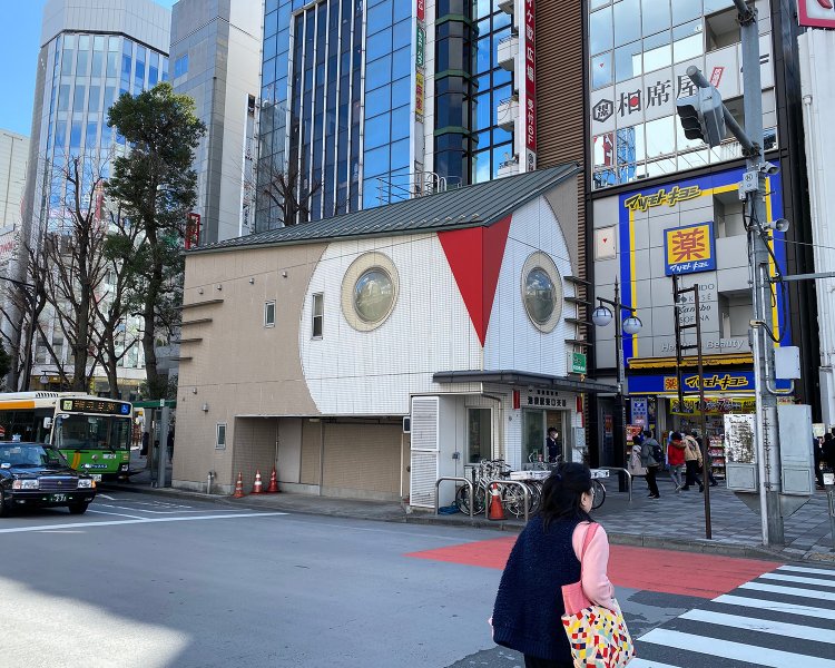 池袋駅東口交番。デザインが何気に斬新、一度見ると忘れられない。