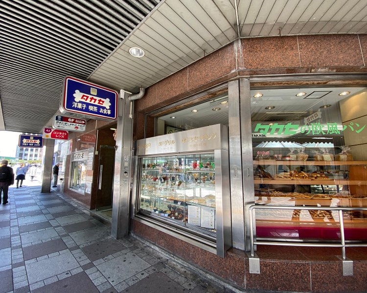東口は老舗洋食・喫茶タカセのショーウインドー前も捨てがたい。