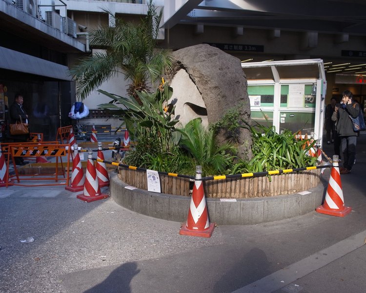 巨大歩道橋設置工事の隅でうつむくモヤイ像。待ち合わせには不向き。