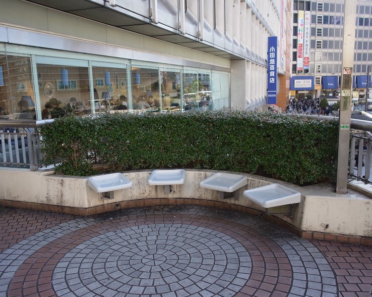 歩行者デッキ、カリヨン橋。端にちょとだけベンチも用意。