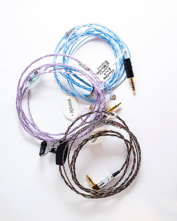 イヤホンケーブルは2万円前後が主流。