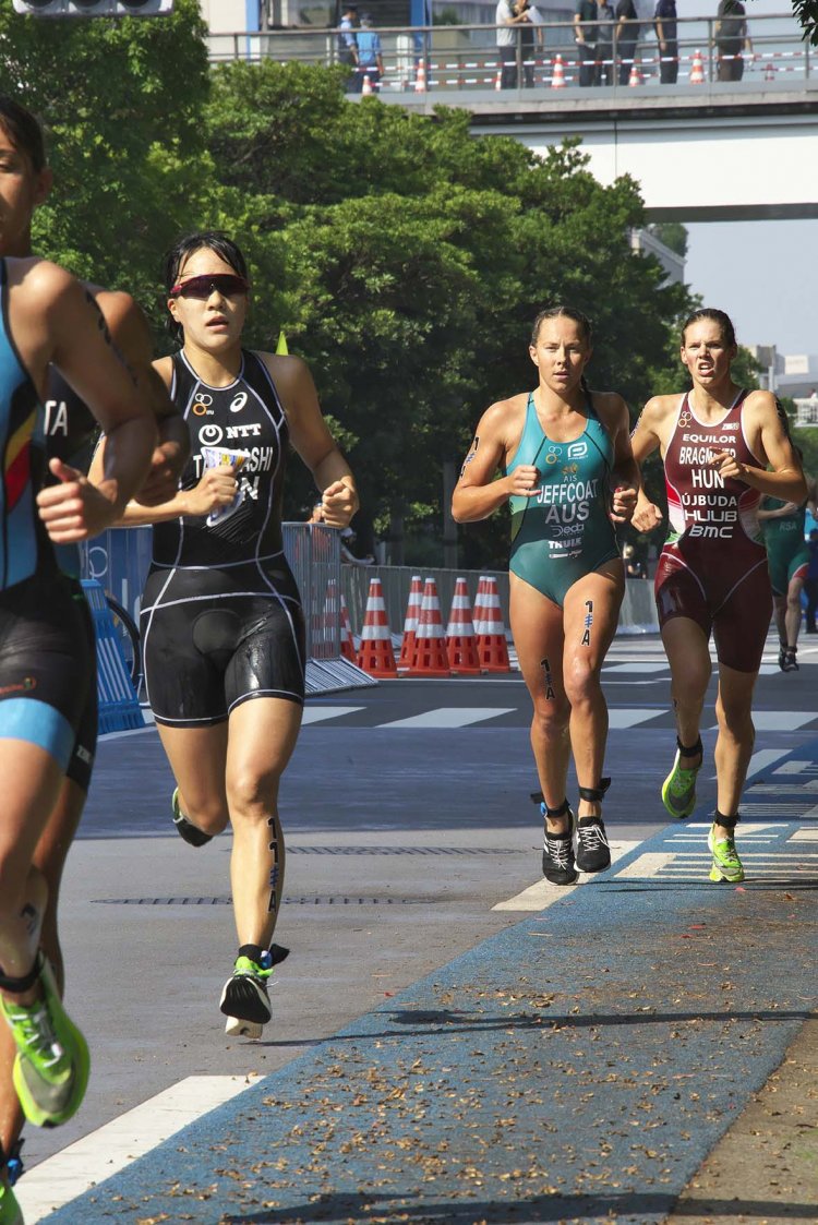 商業施設が立ち並ぶ台場地区や海沿いを走り10km。ほかに新種目の男女ミックスリレーやパラリンピックトライアスロンも。
