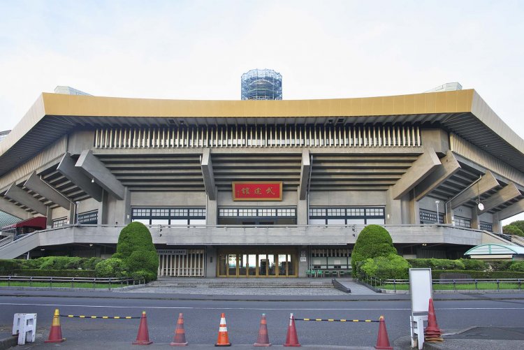 皇居北の丸跡地１万㎡が国から無償貸与され約1年で大会開催35日前に完成。法隆寺夢殿に似た威厳に満ちた外観。