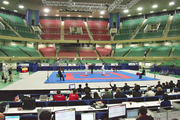八角形の観客席から見晴らせる競技は臨場感みなぎる。空手は１面で全80名が闘う。