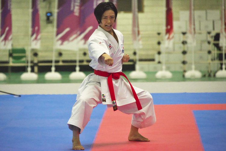 「組手」のほか「形」も見もの。複数の敵相手の護身術を組み込み、キレと迫力を兼ね備えた美しい演武だ。