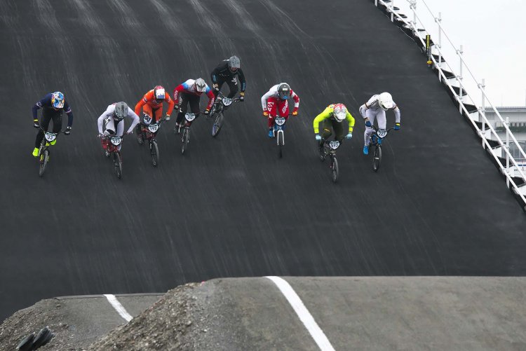 高さ8mのスタート台から時速60kmで駆け下りる。観客は全コース見渡せるのが魅力だ。