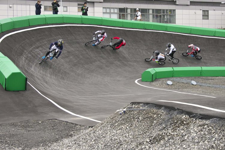 コース面は土とアスファルト。基礎部分は有明体操競技場建設で余った土を活用している。2008年北京大会で正式種目に採用された。