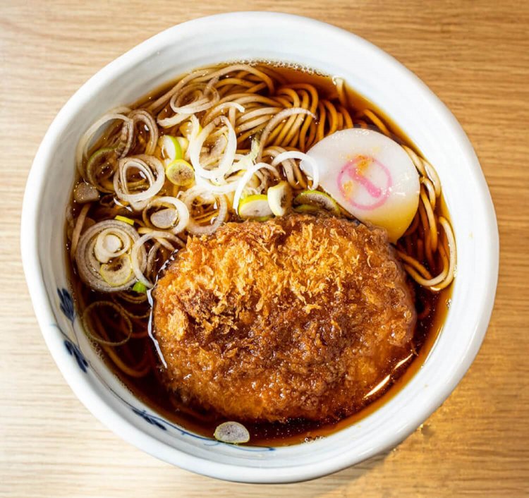 『そばいち 神田店』狭山のさといもコロッケそば500円。