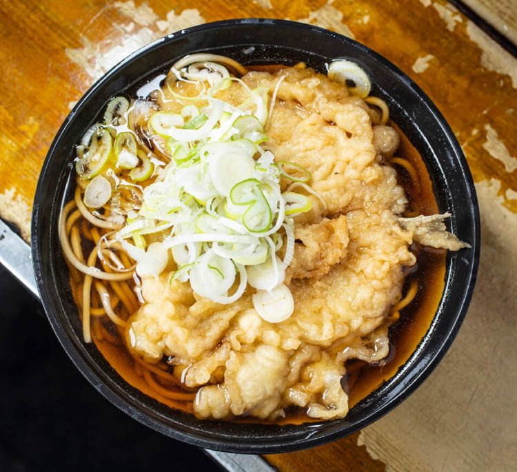 『立喰そば 田舎』アジ天そば400円。