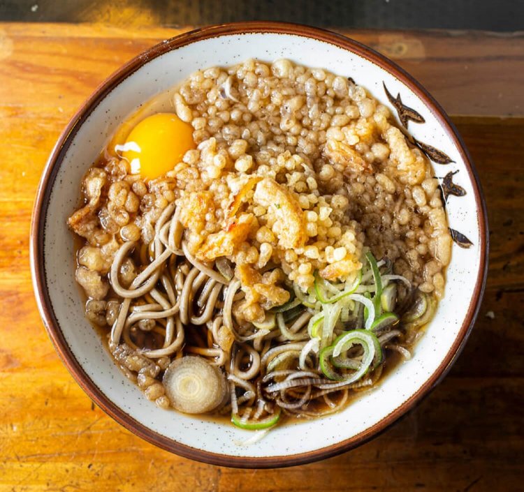 『吉田屋 そば店』たぬき玉そば480円。