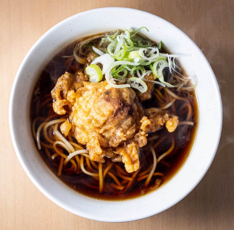 『一◯そば』並盛りかけそば220円と、名物GTO（ゲソ入り鶏肉団子、紅生姜入り）100円。