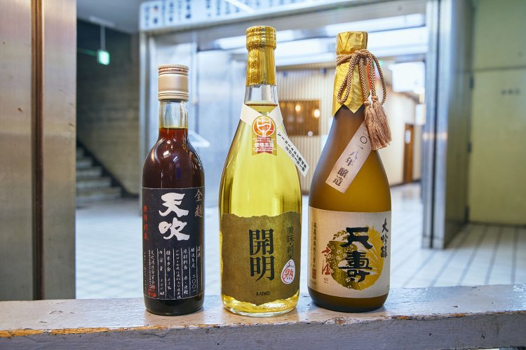 樽熟成させた「天吹（あまぶき）」2001年グラス1800円など。