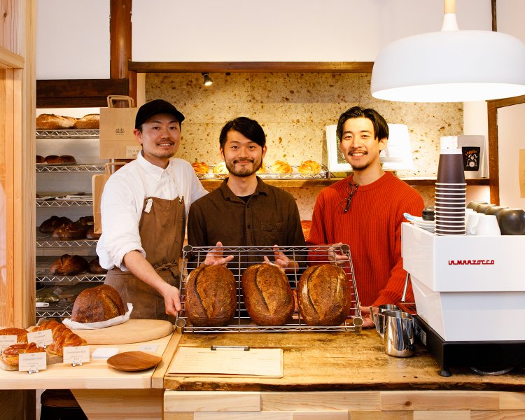 『VANER』9:00～18:00、月・火休（月が祝の場合は営業）、03-5834-8137。