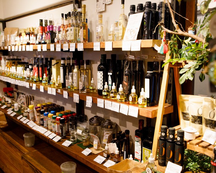 『おしおりーぶ』10:30～19:00（変動あり）、無休、03-5834-2711。