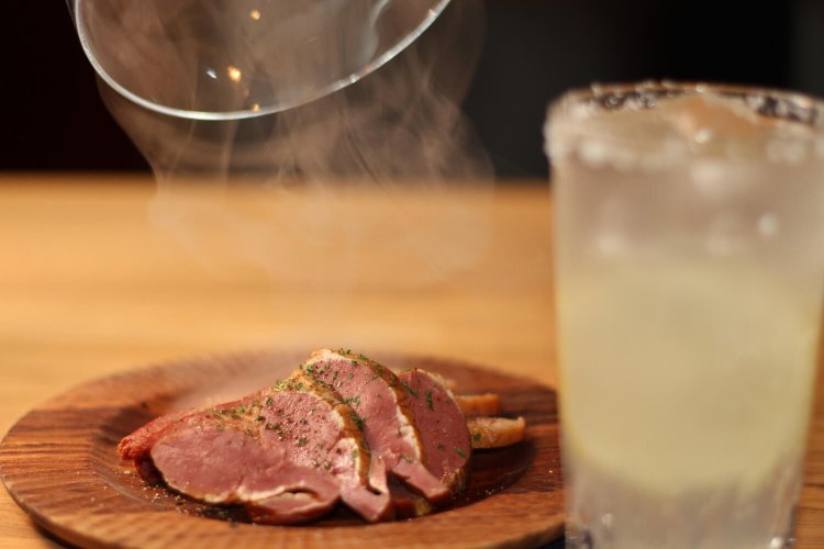 馬タン、豚ハツなどが並んだ本日の燻製盛合せ1628円、レモンサワー638円