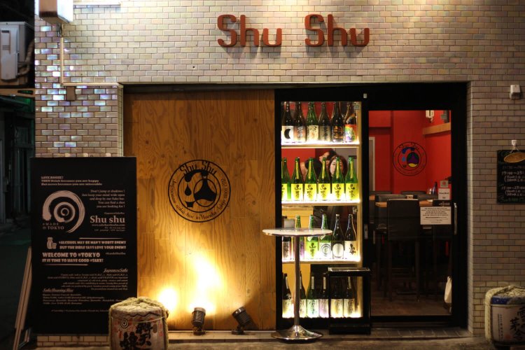 洒落た雰囲気の外観。神田駅から歩くと、カラフルな徳利をデザインしたネオンサインが見えて来る。