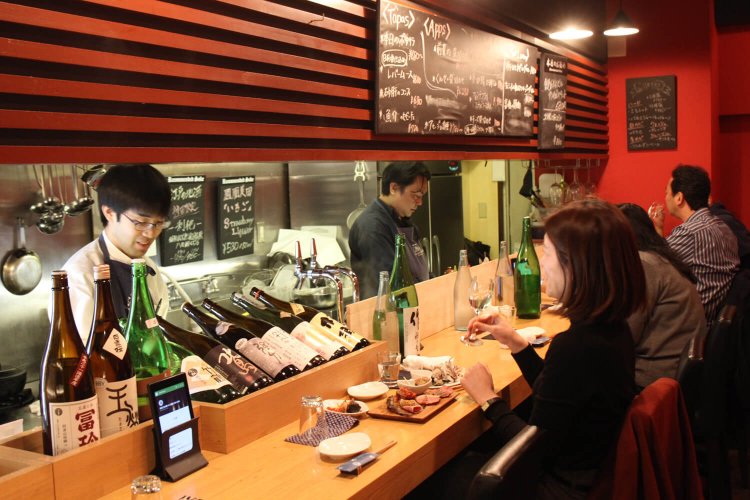 スタッフと相談しながらの地酒選びが楽しい。奥が店主の本元さん