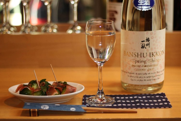 芽キャベツと生ハムのマリネ858円、播州一献 純米吟醸 SPRING SHINE 70mL480円。