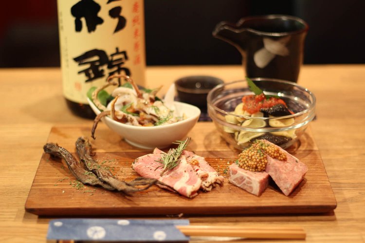 前菜の盛合せ1848円、杉錦山廃10年古酒110mL1144円