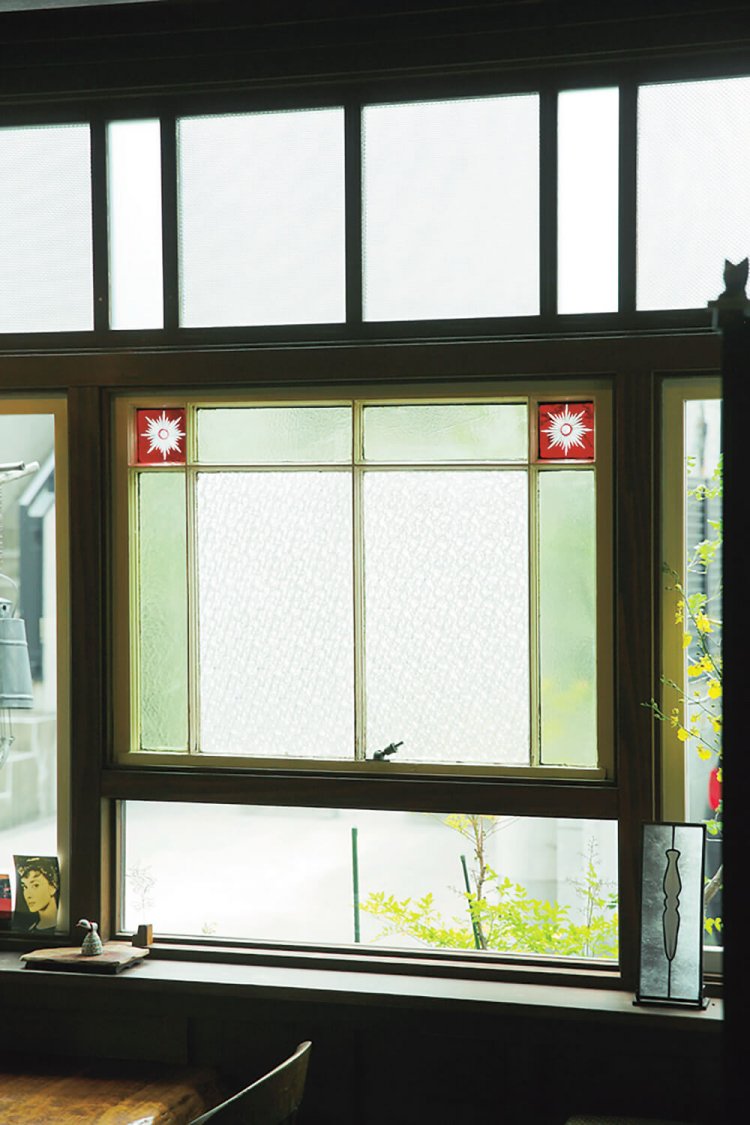 擦りガラスから外の風景がぼんやり。