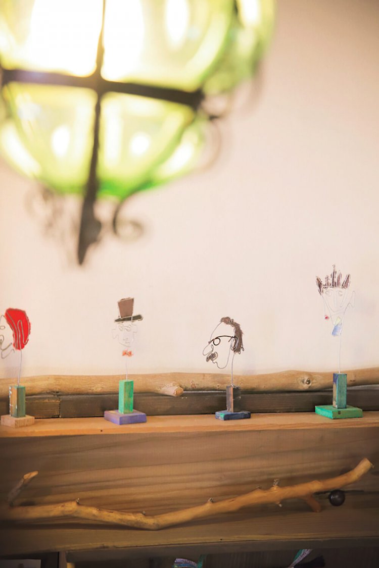 平岡さん作の針金オブジェ。