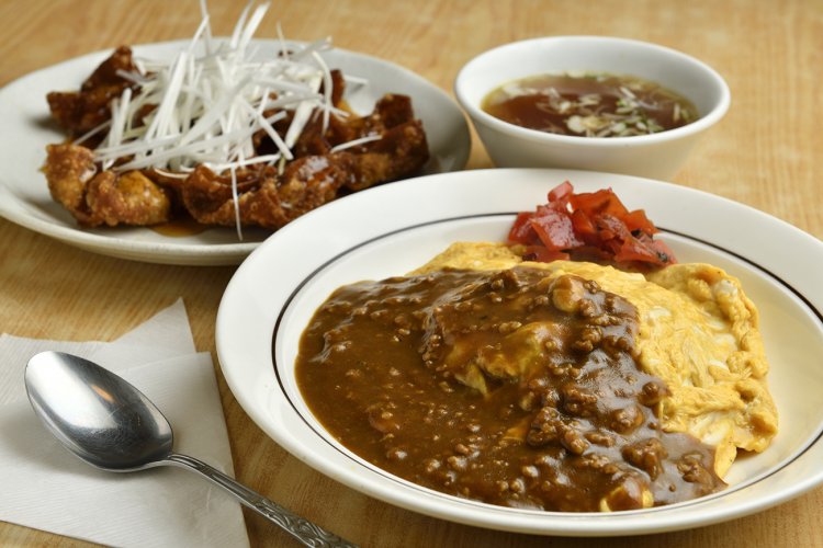 オムライスドライカレー1000円はガラムマサラなどスパイスを多用。もともと賄い飯だったという揚げワンタン（奥）700円などで一杯を楽しむ常連が多く、昼だけでなく夜もにぎわう。