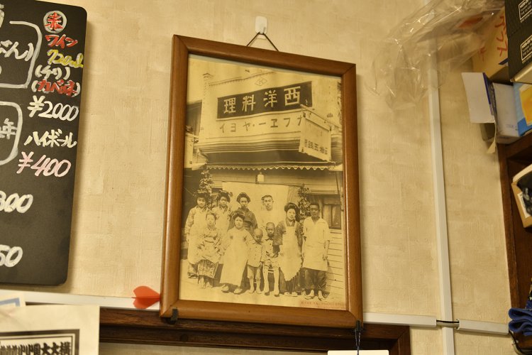 三重生まれのおじいさんの代がこの地に店を開いたのが大正13年。当時はまだ目の前の道は砂利道だったという。「カフェー」を名乗り、看板メニューのカツ丼は当時から提供。