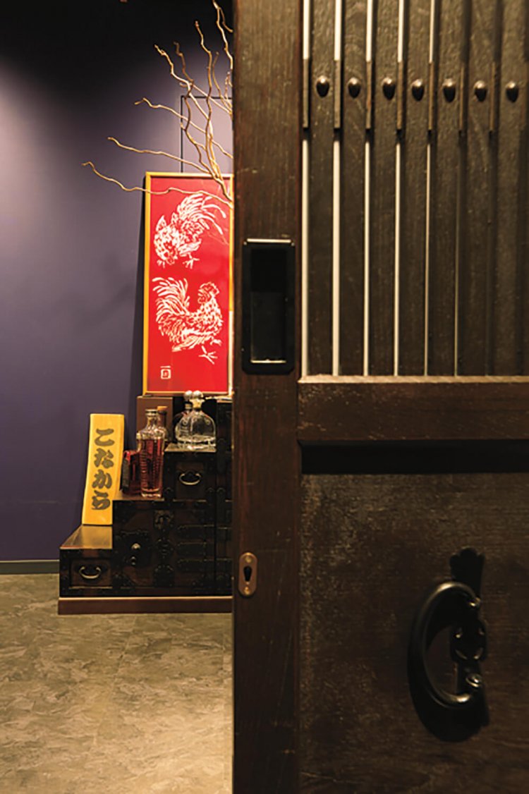 扉を開けると落ち着いた空間が広がっている。